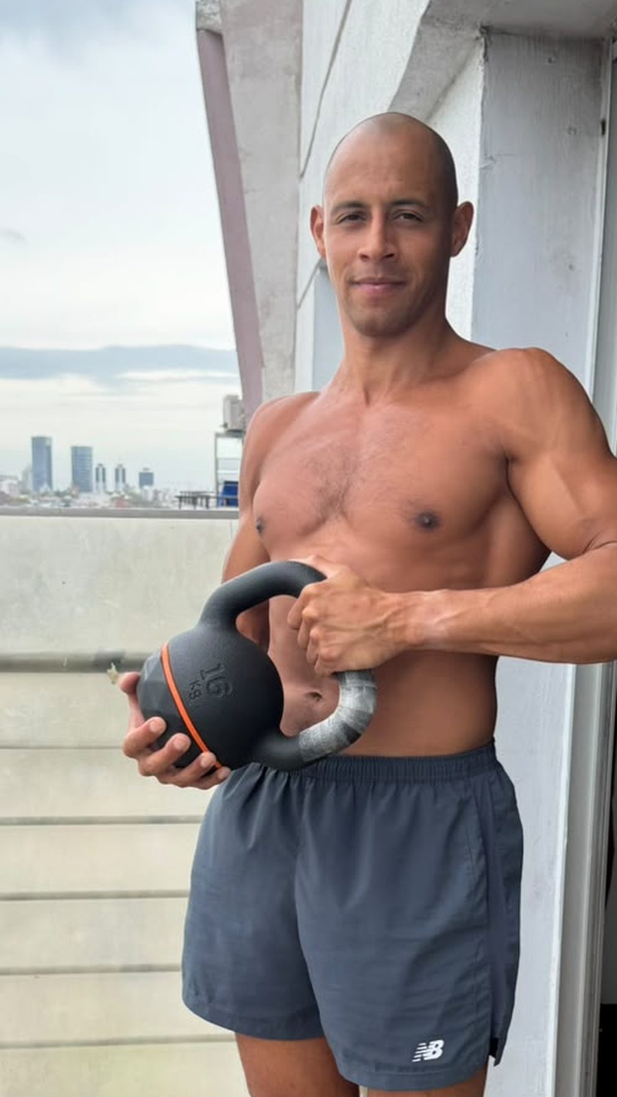Freddy Acevedo con una kettlebell de 16 kg en su balcón de Montevideo
